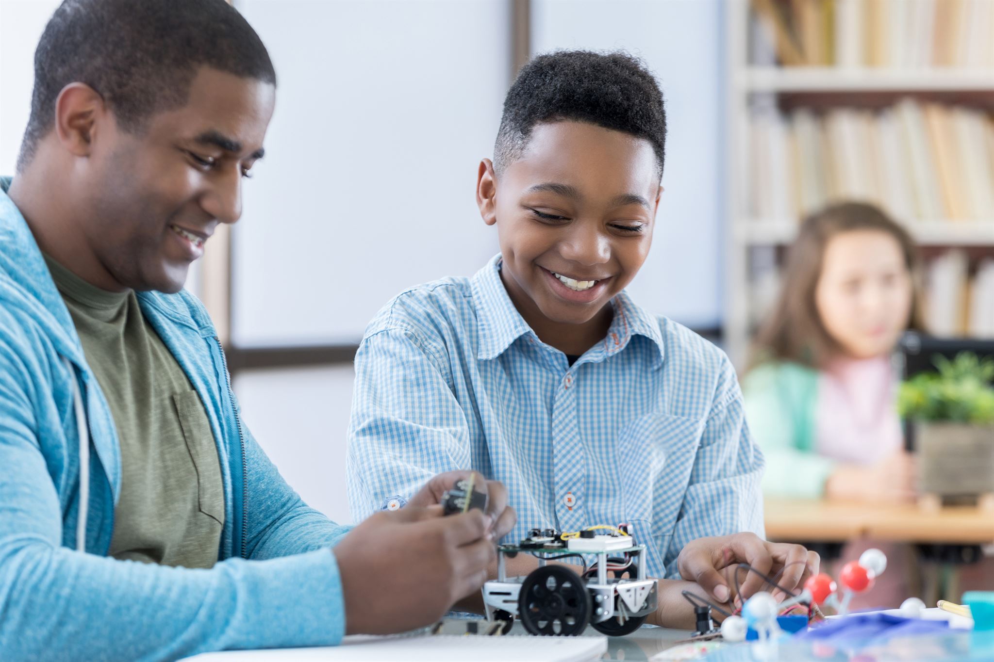 Boys-making-a-robot