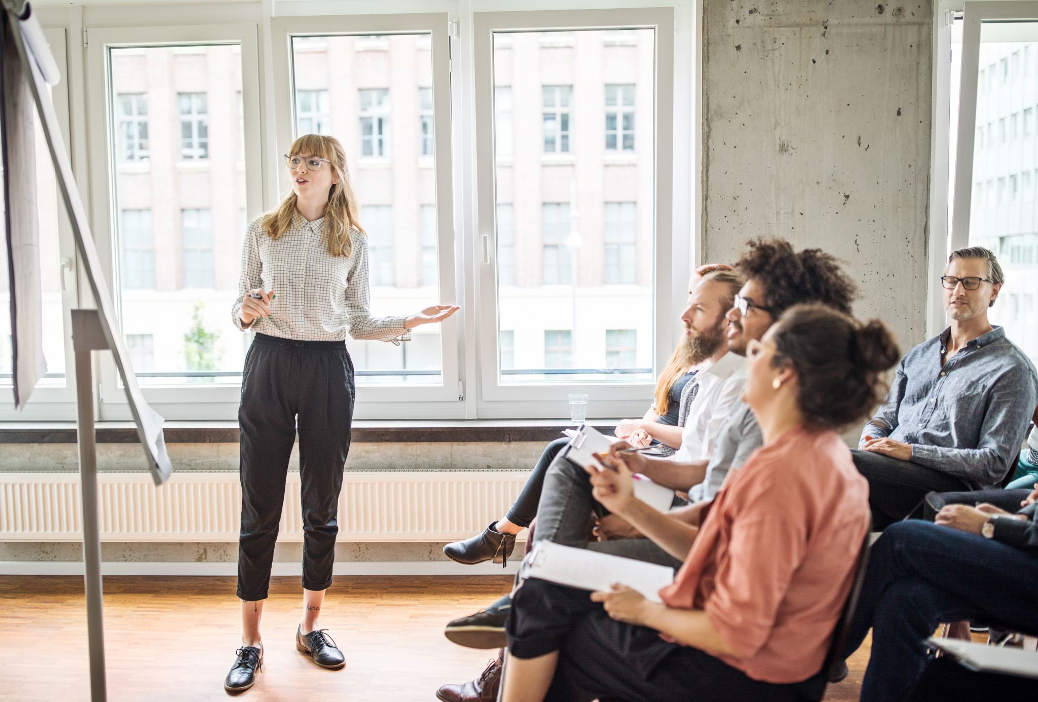 Businesswoman-giving-presentation-to-coworkers